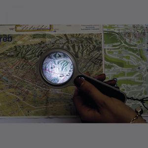 Povečevalno steklo z LED lučko